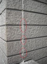 劣化した既存シーリング材の撤去